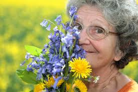 senior holding flowers